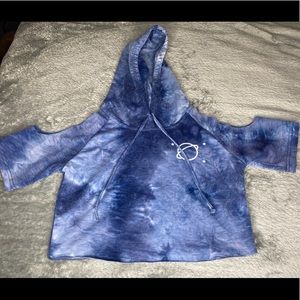 Marble blue cutout shoulder crop top